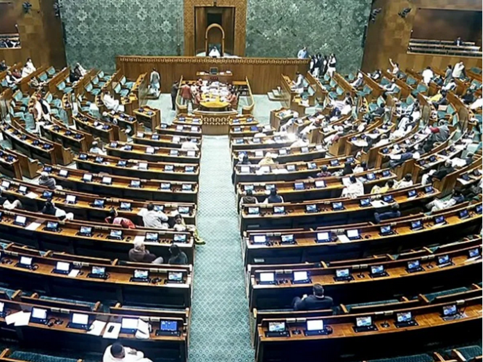 दिल्ली विधानसभा में CAG रिपोर्ट पेश