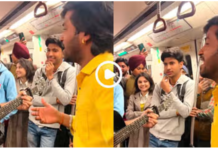 दिल्ली मेट्रो में गिटार के साथ सुरीला प्रदर्शन दिल्ली मेट्रो में गिटार के साथ सुरीला प्रदर्शन