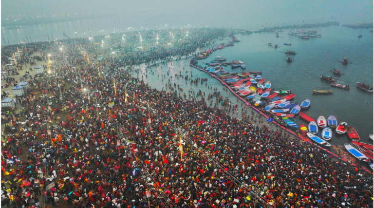 महाकुंभ 2025: श्रद्धालुओं की भारी भीड़ और आध्यात्मिक आस्था का महासंगम