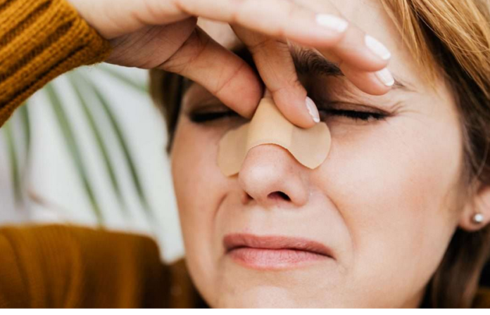 महिला की बुरी लत से नाक में बड़ा छेद: एक गंभीर स्वास्थ्य समस्या